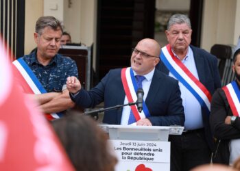 Fransa’da Bayram namazında silahlı saldırgan şoku