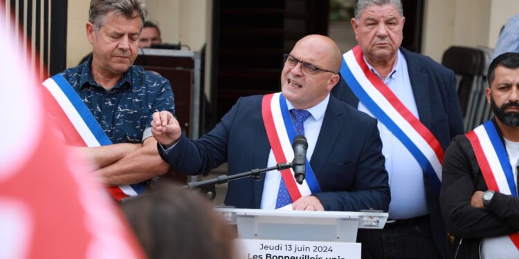 Fransa’da Bayram namazında silahlı saldırgan şoku