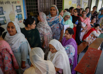 Hindistan'da en az 33 seçim görevlisi aşırı sıcaktan öldü