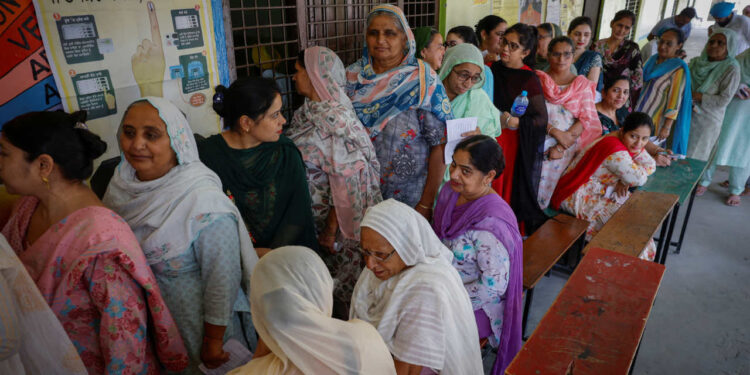 Hindistan'da  en az 33 seçim görevlisi aşırı sıcaktan öldü