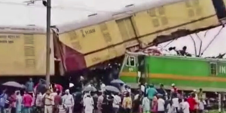 Hindistan'da yük treni ile yolcu treni çarpıştı: Çok sayıda ölü ve yaralı var