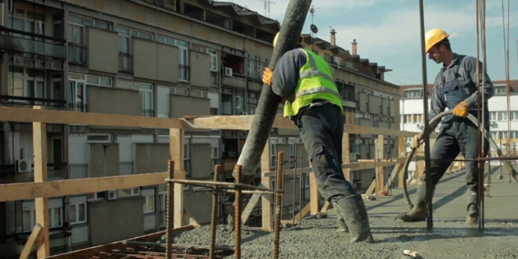 Hizmet, perakende ve inşaat sektöründe güven azaldı