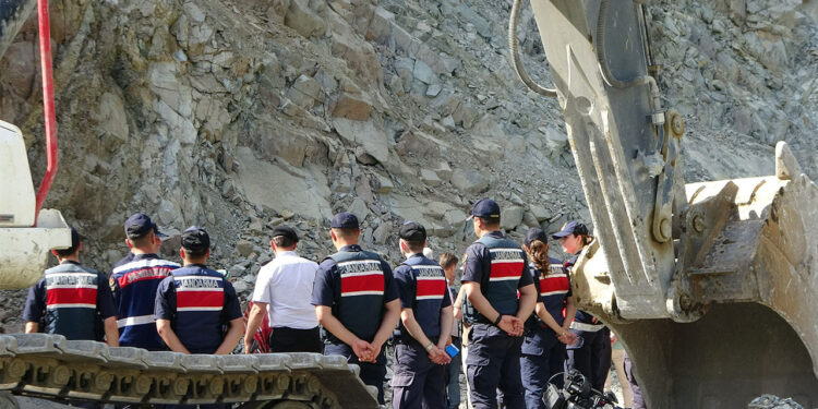 İkizdere'de taş ocağı ruhsat iptali için bilirkişi keşfi yapıldı