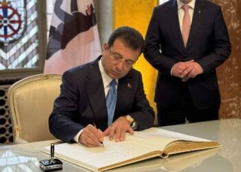 İmamoğlu Berlin'in "Altın Defteri"ni imzaladı