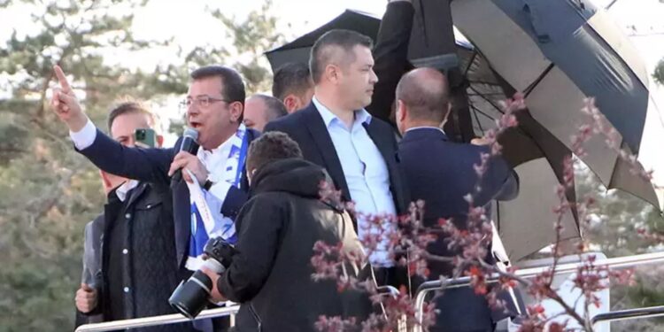 İmamoğlu’na taşlı saldırı davası ertelendi