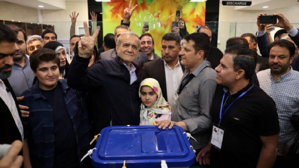İran cumhurbaşkanlığı seçimine tarihi düşük katılım: Tek reformcu ile dini lidere yakın isim, ikinci turda boy ölçüşecek
