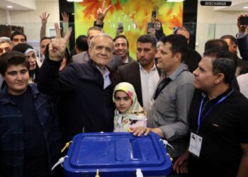 İran cumhurbaşkanlığı seçimine tarihi düşük katılım: Tek reformcu ile dini lidere yakın isim, ikinci turda boy ölçüşecek