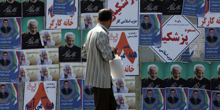 İran'da cumhurbaşkanlığı seçimi: Pezeşkiyan yarışı önde götürüyor