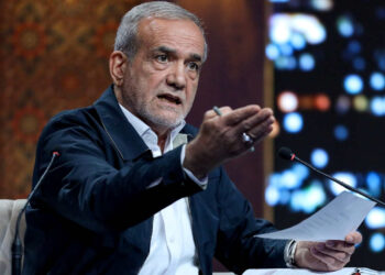 İran'da muhafazakâr oylar bölündü, son ankete göre reformcu Pezeşkiyan ilk sırada