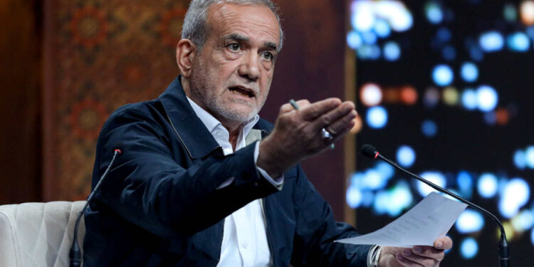 İran'da muhafazakâr oylar bölündü, son ankete göre reformcu Pezeşkiyan ilk sırada