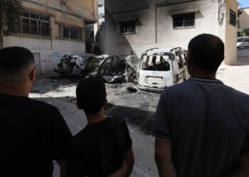 İsrail, Filistinli işçilerin çalışma izinlerini donduruyor