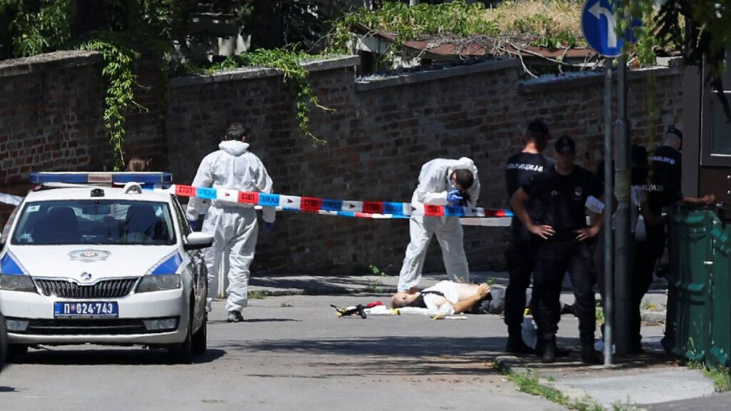 İsrail'in Belgrad Büyükelçiliği'ne tatar yayıyla saldırı: Polis memurunu okla yaralayan zanlı öldürüldü