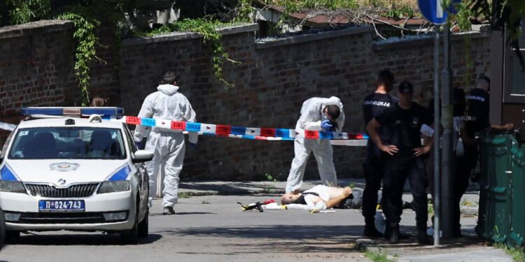 İsrail'in Belgrad Büyükelçiliği'ne tatar yayıyla saldırı: Polis memurunu okla yaralayan zanlı öldürüldü