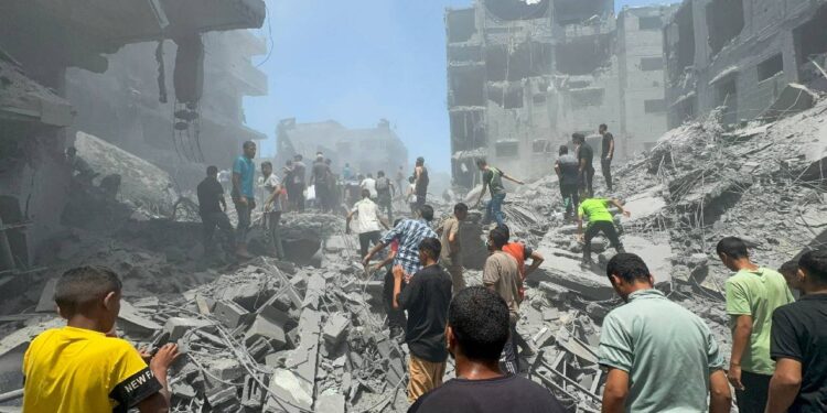 İsrail'in Hamas komutanına suikast gerekçesiyle evlere düzenlediği bombardımanda onlarca ölü ve yaralı