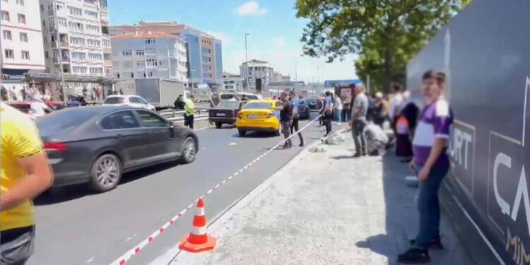 İstanbul Avcılar'da otomobil yayaların arasına daldı: 1'İ ağır 5 yaralı
