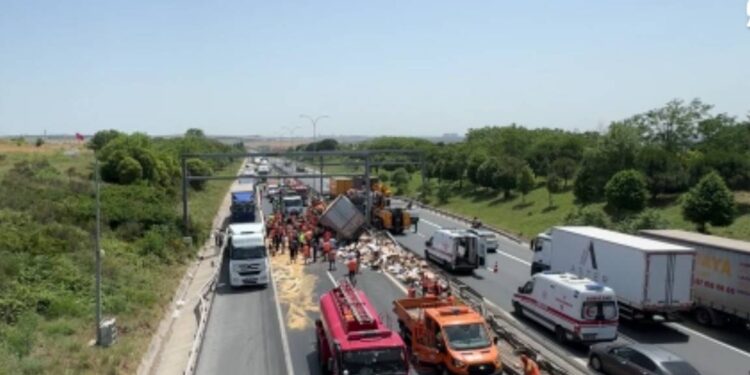 İstanbul TEM'de kaza: 2 yaralı