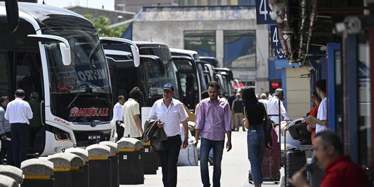 İstanbul'da bayram öncesi otobüs biletleri tükendi