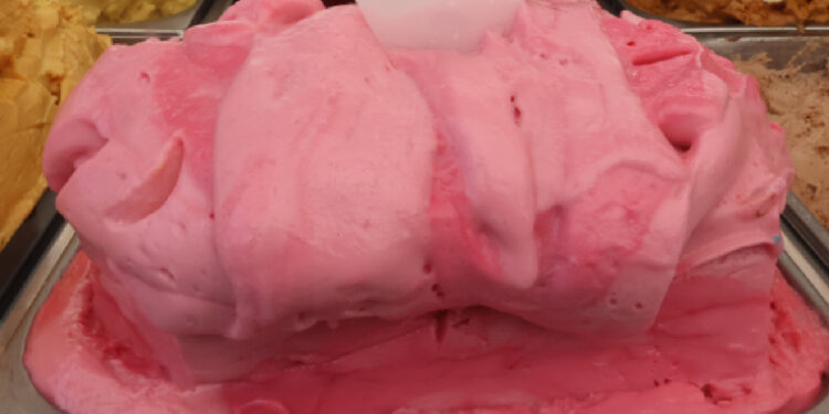 İzmir Çeşme'de dondurma fiyatları gündem oldu, işletmeci kendini savundu!