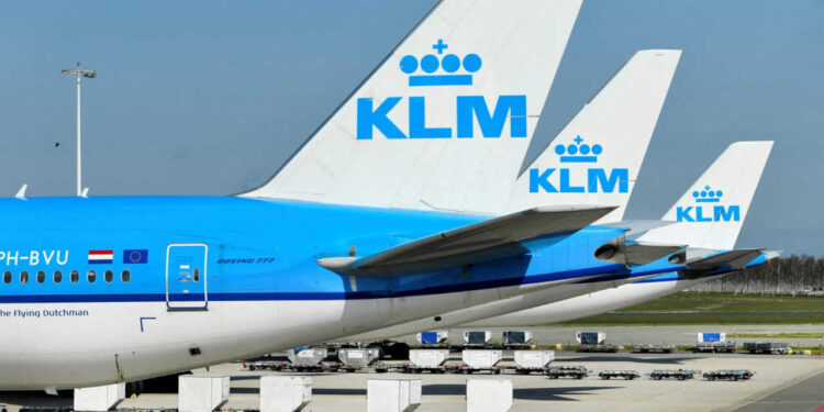 KLM uçağı havada alarm verdi: Schiphol'e geri döndü