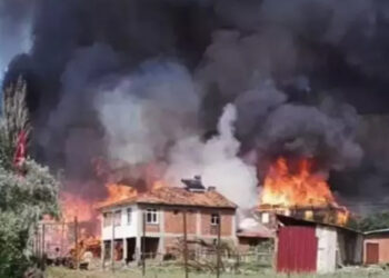 Kastamonu’da yangın paniği: 12 ev küle döndü