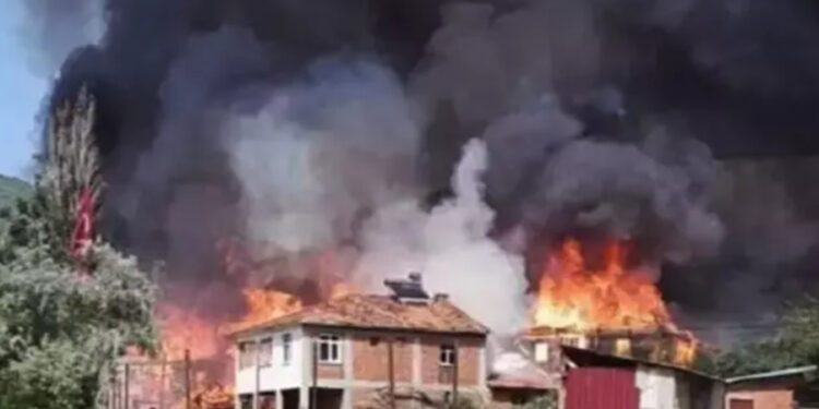 Kastamonu’da yangın paniği: 12 ev küle döndü