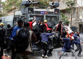 Kenya'da vergi artışına karşı parlamentoyu basan gençlere ateş açan polis 5 kişiyi öldürdü: İsyanı bastırmak için ordu devrede