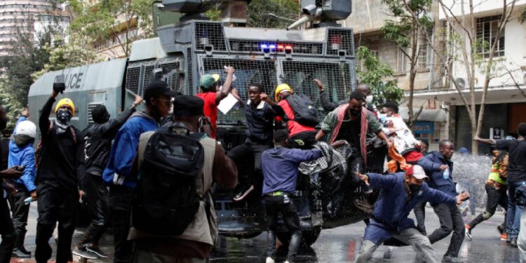 Kenya'da vergi artışına karşı parlamentoyu basan gençlere ateş açan polis 5 kişiyi öldürdü: İsyanı bastırmak için ordu devrede