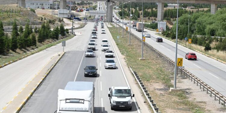 "Kilit kavşak" olarak bilinen Kırıkkale'de, bayram yoğunluğu başladı