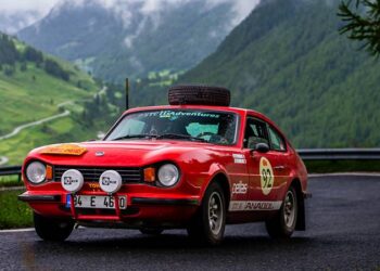 Klasik Anadol'la Pekin-Paris Rallisi'nde 14 bin 500 kilometre yol yaptılar