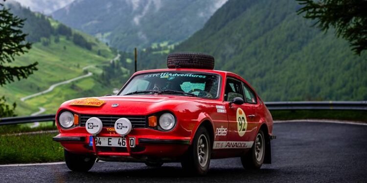 Klasik Anadol'la Pekin-Paris Rallisi'nde 14 bin 500 kilometre yol yaptılar