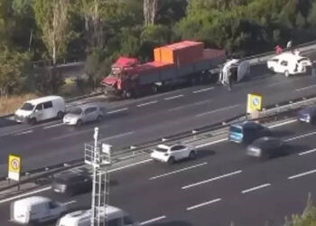 Kontrolden çıkan TIR, TEM Otoyolu’nu birbirine kattı: 5 yaralı