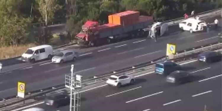 Kontrolden çıkan TIR, TEM Otoyolu’nu birbirine kattı: 5 yaralı