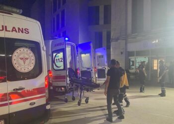 Kontrolden çıkan kamyonet, karşı yönden gelen tankerle çarpıştı: 1 ölü, 8 yaralı