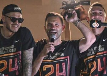 Küfürlü şarkıya eşlik eden Okan Buruk özür diledi