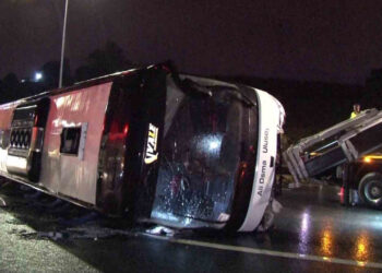 Kuzey Marmara Otoyolu’nda yolcu otobüsü devrildi