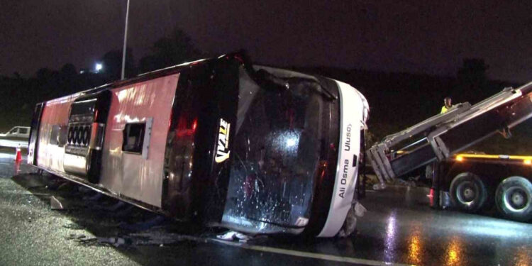 Kuzey Marmara Otoyolu’nda yolcu otobüsü devrildi