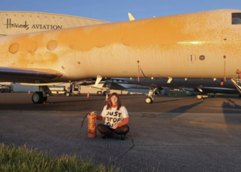 Londra havalimanında özel jetleri boyayan iklim aktivistleri tutuklandı