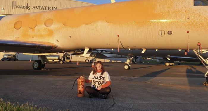 Londra havalimanında özel jetleri boyayan iklim aktivistleri tutuklandı