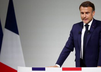 Macron aşırı sağa karşı ittifak çağrısı yaptı, merkez sağcı partide Le Pen'le ittifak isteyen genel başkan görevden alındı