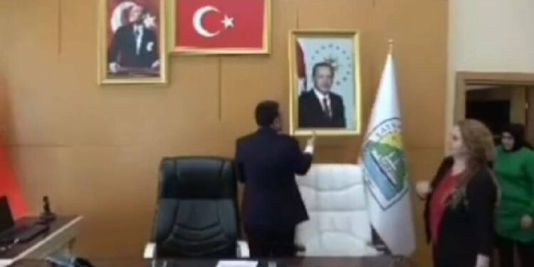 Makam odasından Erdoğan'ın fotoğrafını indirmişti: DEM Partili başkan hakkında "Cumhurbaşkanına hakaret" suçundan soruşturma