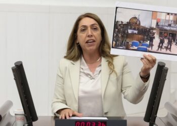 Meclis kürsüsünde iki ayrı fotoğrafta aynı zihniyeti gösterdi