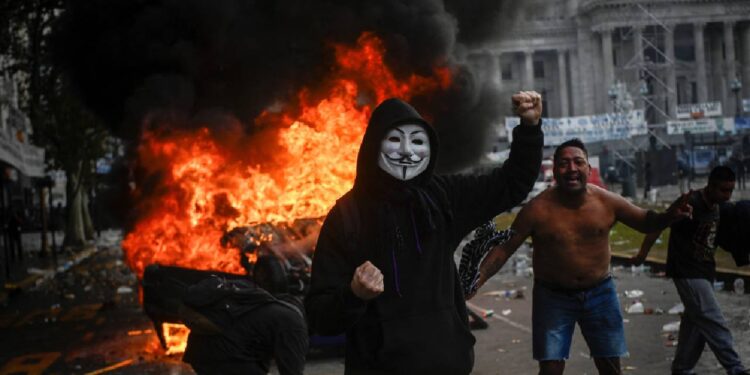 Milei'nin Arjantin ekonomisine 'şok terapisi' Senato'dan genel onay aldı, Buenos Aires savaş alanına döndü