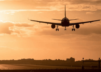 Motoru alev alan uçak acil iniş yaptı