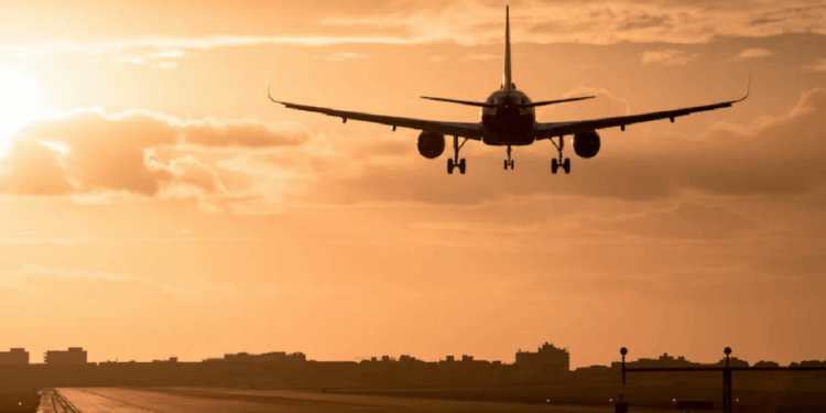 Motoru alev alan uçak acil iniş yaptı