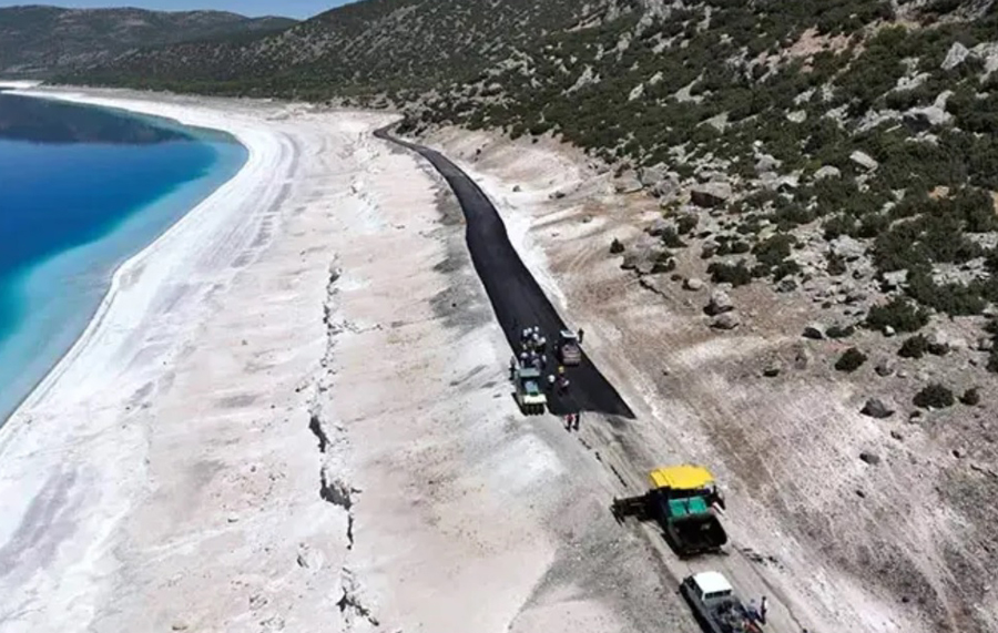 NASA ‘ayakkabıyla bile girilmemeli’ demişti: Salda Gölü’nün çevresine asfalt döküldü