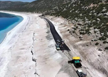 NASA ‘ayakkabıyla bile girilmemeli’ demişti: Salda Gölü’nün çevresine asfalt döküldü
