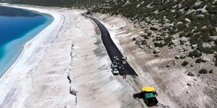 NASA ‘ayakkabıyla bile girilmemeli’ demişti: Salda Gölü’nün çevresine asfalt döküldü