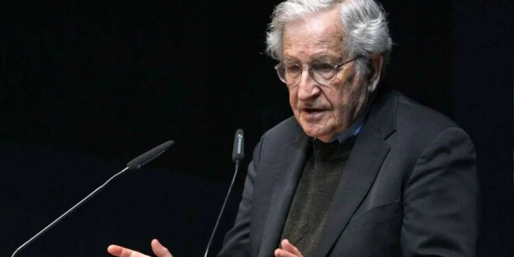 Noam Chomsky'nin eşinden 'ölüm' iddialarına yanıt