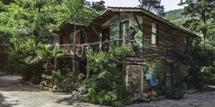 Olympos’ta Kadir’s Ağaç Evleri yangında küle döndü