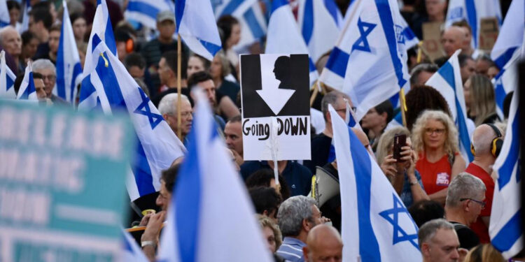 On binlerce kişi Netanyahu hükümetini protesto etti